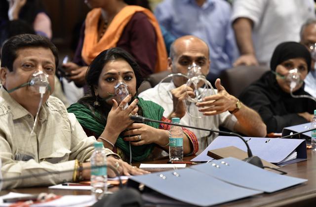 Congress corporators wear oxygen masks during the BMC’s budget session to protest against the pollution caused by the Deonar dumping ground fire, on Wednesday. (Arijit Sen/HT) Congress corporators wear oxygen masks during the BMC’s budget session to protest against the pollution caused by the Deonar dumping ground fire, on Wednesday. (Arijit Sen/HT)