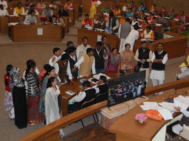 Congress corporators protest against smart city project during BMC meeting in Bhopal on Thursday. Congress corporators protest against smart city project during BMC meeting in Bhopal on Thursday.