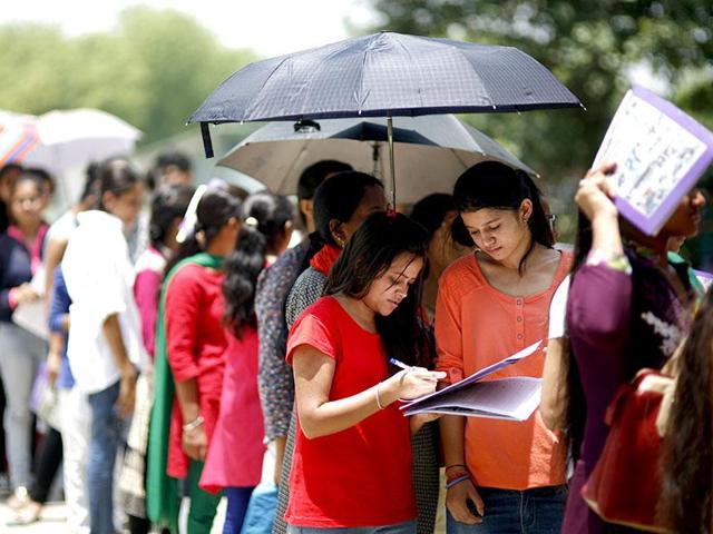 Students along with members of Delhi University Teachers Association (DUTA) staged a demonstration on the north campus demanding re-evaluation as well as a review of the new grading system.(Arun Sharma / HT file photo)