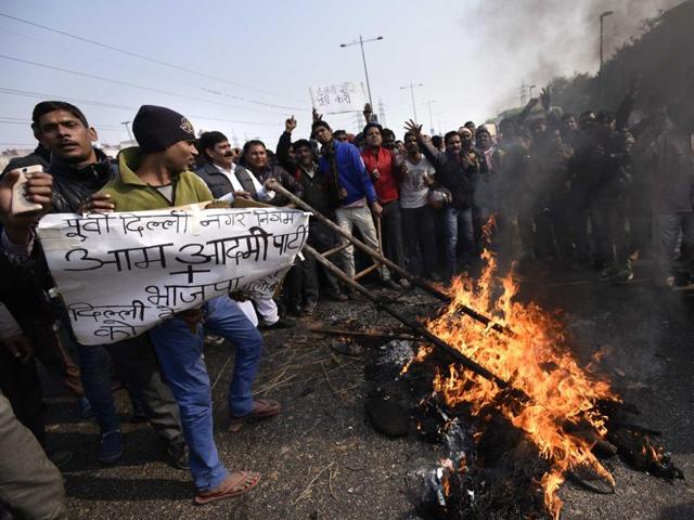 MCD workers burn effigy of CM Arvind Kejrial in Delhi.(Arun Sharma/HT Photo)