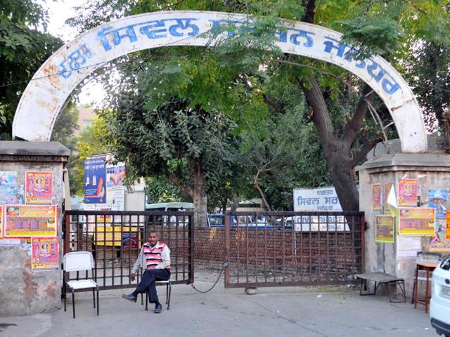 The food registration certificates and licences issued by the Jalandhar civil surgeon’s office to certain food business operators was in gross violation of the mandatory online facility started by the central government in March 2014. (HT File Photo) The food registration certificates and licences issued by the Jalandhar civil surgeon’s office to certain food business operators was in gross violation of the mandatory online facility started by the central government in March 2014. (HT File Photo)