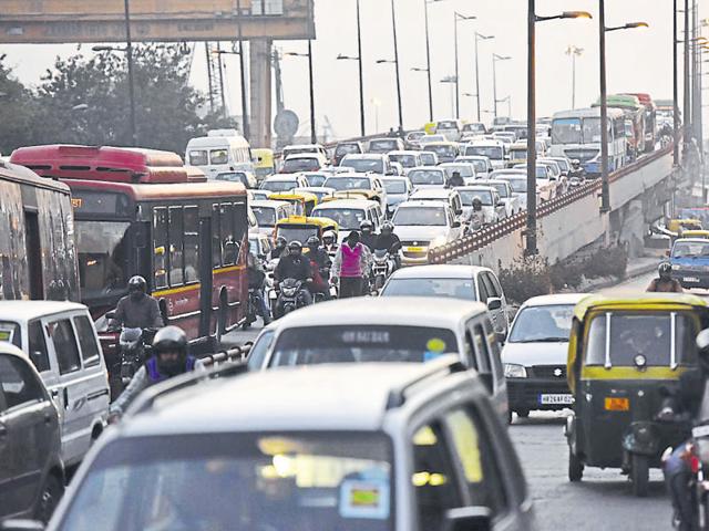 Traffic snarls and endless waiting has become a daily routine for regular commuters at the Ashram intersection.(Virendra Singh Gosain/HT Photo)