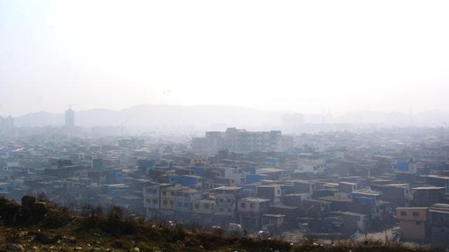 The Deonar dump was reportedly almost 22 storeys high; and rising, because 6,000 tonnes of rubbish were being added to it every day! How come this never caught attention? (HT photo) The Deonar dump was reportedly almost 22 storeys high; and rising, because 6,000 tonnes of rubbish were being added to it every day! How come this never caught attention? (HT photo)