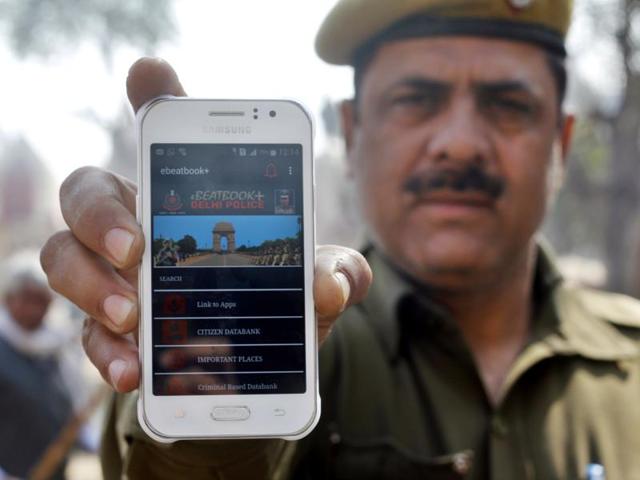 A cop explains the use of an mobile app launched by the police department.(Sanchit Khanna/HT Photo)