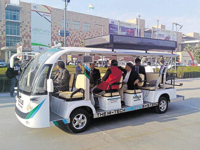 The country’s first driverless shuttle, Novus-Drive, ferries visitors at the Auto Expo on Thursday.(Sunil Ghosh/HT photo)