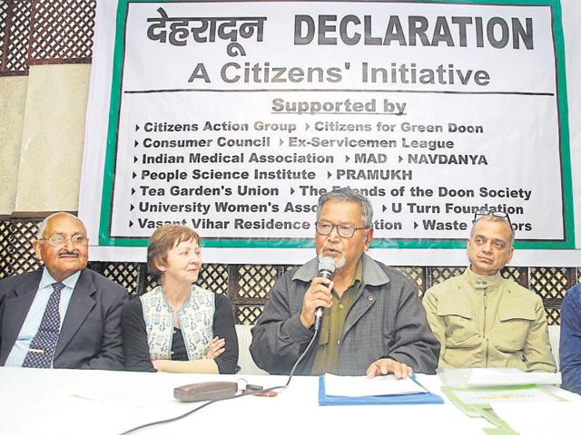 Retired bureaucrat SS Pangtey addresses a press conference of the Citizens’ Initiative in Dehradun on Thursday.(Vinay Santosh Kumar/HT photo)
