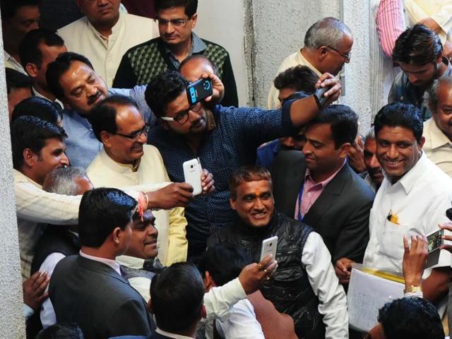BJP workers click selfies with chief minister Shivraj Singh Chouhan at the party’s state office in Bhopal on Thursday. (Mujeeb Faruqui/ Hindustan Times) BJP workers click selfies with chief minister Shivraj Singh Chouhan at the party’s state office in Bhopal on Thursday. (Mujeeb Faruqui/ Hindustan Times)