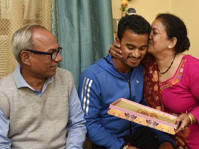 Pawan Negi with his parents after he was bought by Delhi Dare Devil Team for IPL season 2016 for 8.5 crores.(Mohd Zakir/HT)