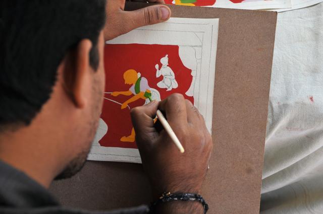 Cheriyal painting on decorative plates by D Rakesh from Hyderabad Available at: Telangana Apna Ghar . Price: Rs 2,000 onwards. (Abhinav Saha/ HT Photos) Cheriyal painting on decorative plates by D Rakesh from Hyderabad Available at: Telangana Apna Ghar . Price: Rs 2,000 onwards. (Abhinav Saha/ HT Photos)
