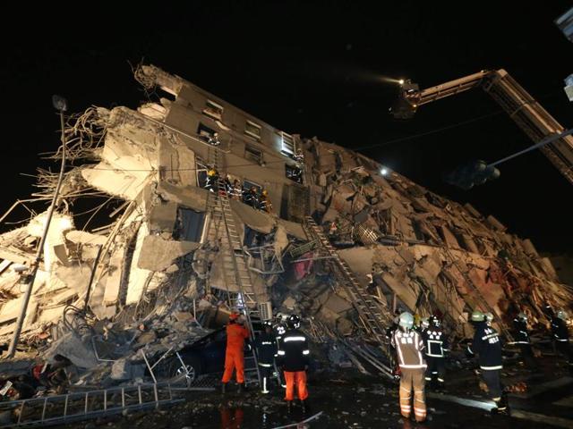 Rescue personnel carry a survivor at the site of a collapsed building in the southern Taiwanese city of Tainan following a strong 6.4-magnitude earthquake that struck the island early on February 6, 2016.(AFP)