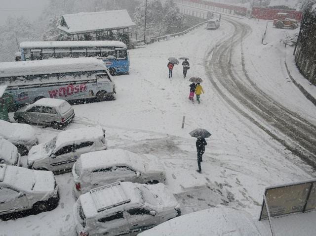 Snow visited Shimla on Sunday, and it finally felt like winter this winter! Taxis and other vehicles covered in the snow. (Photo: Deepak sansta/Ht)