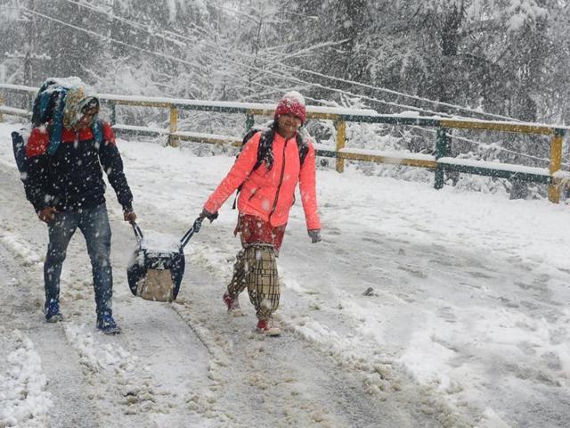 Snow visited Shimla on Sunday, and it finally felt like winter this winter! (Photo: Deepak sansta/Ht)