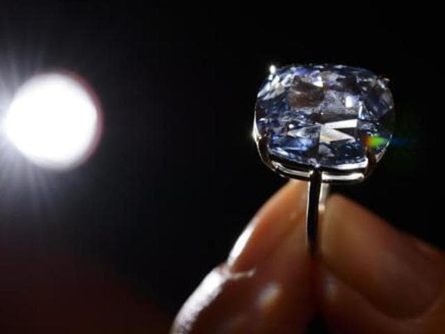 Searches were conducted at the residential and official premises of the accused officer which led to recovery of Rs 15.6 lakh, besides 1.6-kg gold, diamonds worth around Rs 60 lakh, silver amounting to Rs 5 lakh, and 26 bank accounts in his name and that of his family members.(HT File Photo, for representative purpose.)