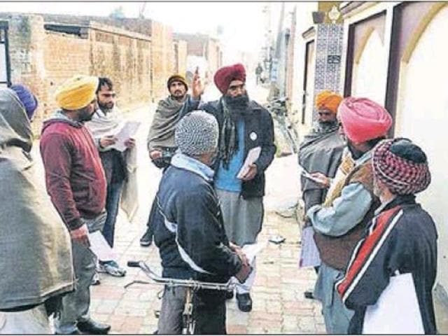 Independent candidate Sumail Singh Sidhu (centre) interacting with the people at Munda village of the Khadoor Sahib constituency on Saturday.(HT Photo)