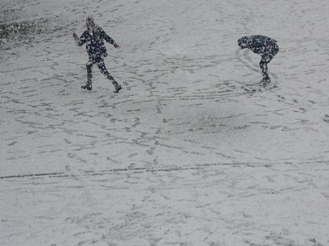 People enjoy during the first heavy snowfall at Ridge, Shimla. (Deepak Sansta / Hindustan Times) People enjoy during the first heavy snowfall at Ridge, Shimla. (Deepak Sansta / Hindustan Times)