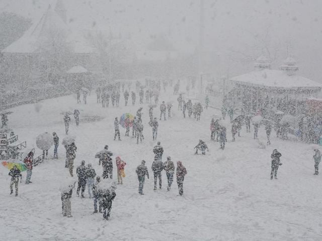 People enjoy during first heavy snowfall at Ridge, Shimla on Sunday. (Deepak Sansta / Hindustan Times) People enjoy during first heavy snowfall at Ridge, Shimla on Sunday. (Deepak Sansta / Hindustan Times)