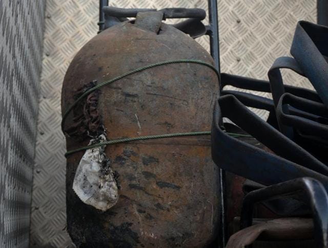 A short circuit in an upholstery shop led to a massive fire causing two LPG cylinders to explode on the first floor of a building in Vikhroli.(Prashant Waydande)