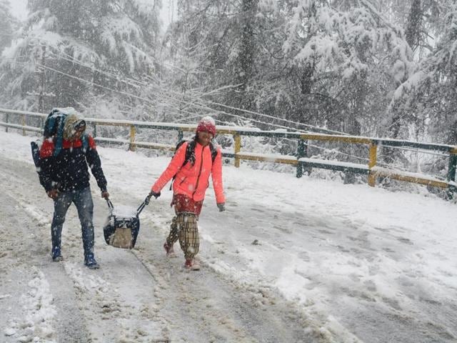 People walking with their luggage in heavy snowfall at Lakkar bazaar on Sanjauli road in Shimla . (Deepak Sansta / Hindustan Times) People walking with their luggage in heavy snowfall at Lakkar bazaar on Sanjauli road in Shimla . (Deepak Sansta / Hindustan Times)
