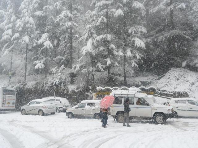 Vehicles are seen stuck on the snow covered road during heavy snowfall near IGMC, Shimla on Sunday. (Deepak Sansta / Hindustan Times) Vehicles are seen stuck on the snow covered road during heavy snowfall near IGMC, Shimla on Sunday. (Deepak Sansta / Hindustan Times)