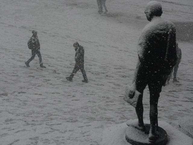 People cross in front of the Mahatma Gandhi Statue in heavy snowfall at Ridge, Shimla on Sunday. (Deepak Sansta / Hindustan Times) People cross in front of the Mahatma Gandhi Statue in heavy snowfall at Ridge, Shimla on Sunday. (Deepak Sansta / Hindustan Times)