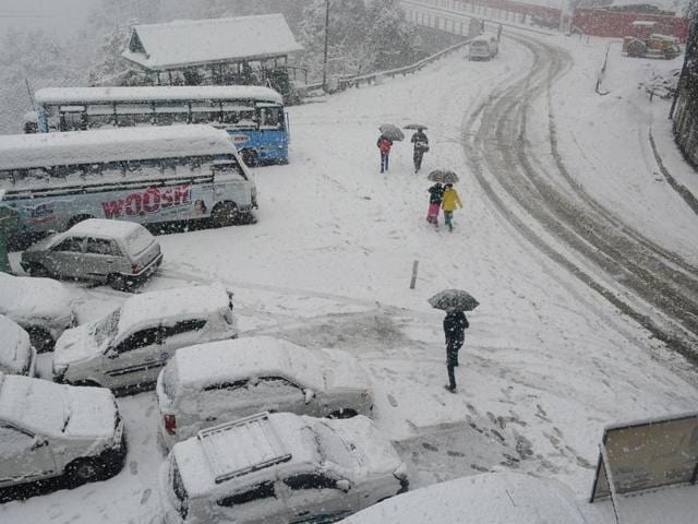 Sanjauli Roads are closed due to heavy snowfall, in Shimla on Sunday. (Deepak Sansta / Hindustan Times) Sanjauli Roads are closed due to heavy snowfall, in Shimla on Sunday. (Deepak Sansta / Hindustan Times)