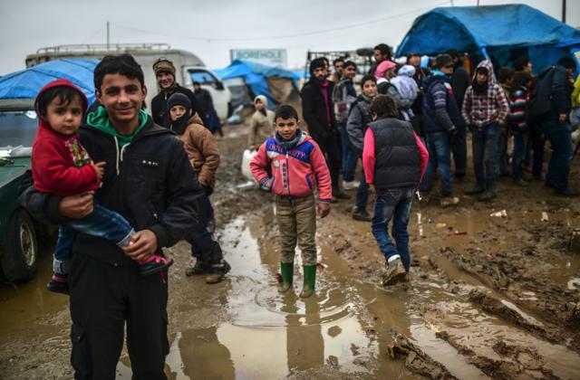 Refugees arrive at the Turkish border crossing gate as Syrians fleeing the northern embattled city of Aleppo. Turkey is willing to open up its border to allow Syrian refugees to cross into the country, if necessary. (AFP Photo)