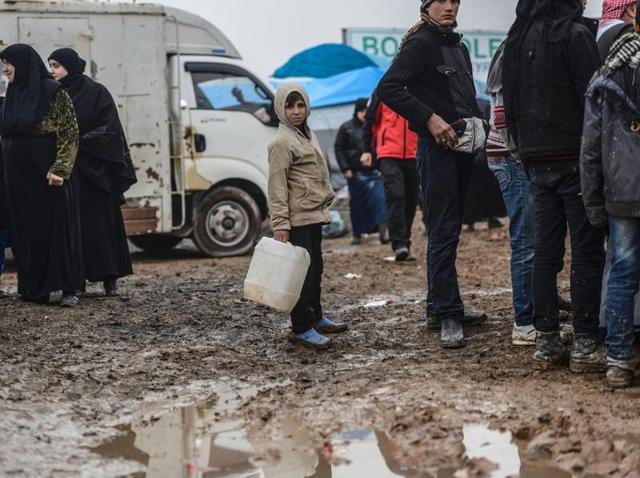 Syrians fleeing the northern embattled city of Aleppo wait in Bab al-Salam, near the city of Azaz, northern Syria, near the Turkish border crossing. (AFP Photo) Syrians fleeing the northern embattled city of Aleppo wait in Bab al-Salam, near the city of Azaz, northern Syria, near the Turkish border crossing. (AFP Photo)