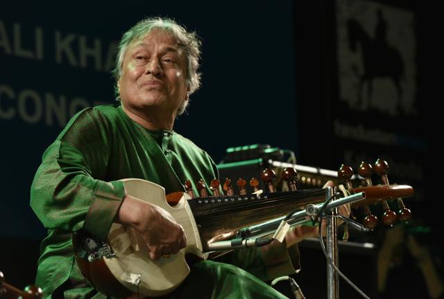 Ustad Amjad Ali Khan during the performance. (Anshuman Poyrekar/ HT)