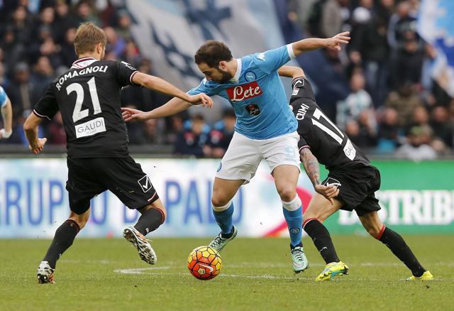 Napoli's Gonzalo Higuain (C) is challenged by Carpi's Simone Romagnoli and Marco Crimi. (REUTERS)