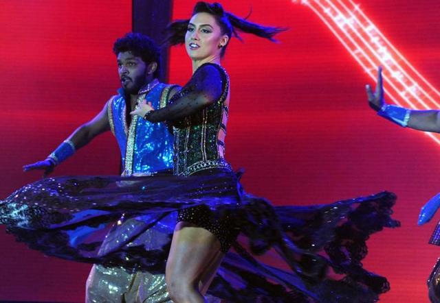 Bollywood actor Lauren Gottlieb performs at the 'National Jewellery Awards 2016' ceremony in Mumbai on February 6, 2016.  (AFP) 