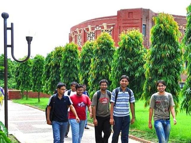 Students inside the campus of Indian Institute of Management, Lucknow in Lucknow, Uttar Pradesh.(HT file photo)