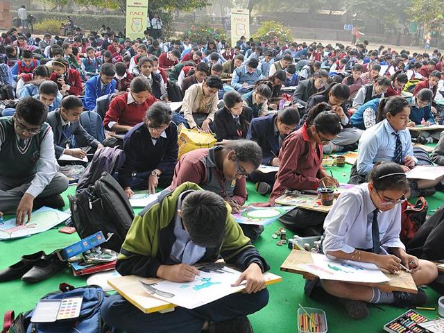 The 90-minute on-the spot painting competition resembled a mini carnival where 1,000 students from schools across Delhi & NCR got down to give shape to their thoughts. (HT PACE)