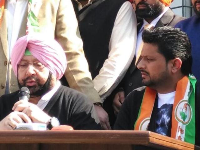 Singer-actor Balkar Sidhu (seated, right) with Punjab Congress chief Capt Amarinder Singh (centre) after joining the party in Chandigarh on Tuesday (Ravi Kumar/HT Photo) Singer-actor Balkar Sidhu (seated, right) with Punjab Congress chief Capt Amarinder Singh (centre) after joining the party in Chandigarh on Tuesday (Ravi Kumar/HT Photo)