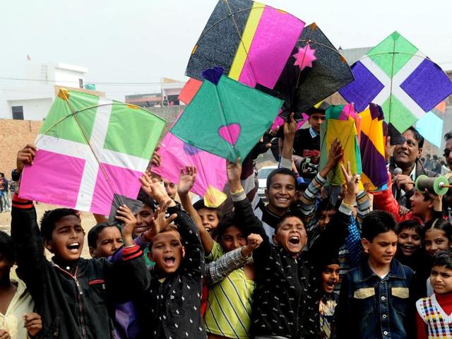 Children participating in the campaign against the Chinese kite string in Bathinda on Monday.(HT Photo)