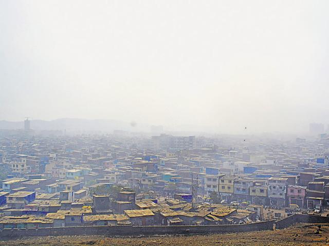 Locations such as Chembur, which are closer to the Deonar dumping ground and had been reeling under ‘very poor’ air quality levels during the fire (above), recorded ‘moderate’ AQI on Monday morning.(HT photo)