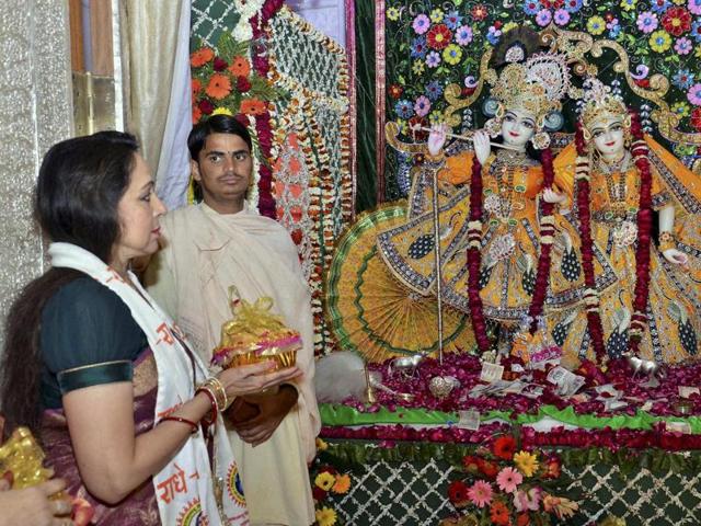 Mathura: Bollywood actress & BJP MP Hema Malini during inauguration ceremony of Sri Priyakantju Temple in Vrindavan, Mathura on Monday. PTI Photo (PTI2_8_2016_000253B) (PTI) 