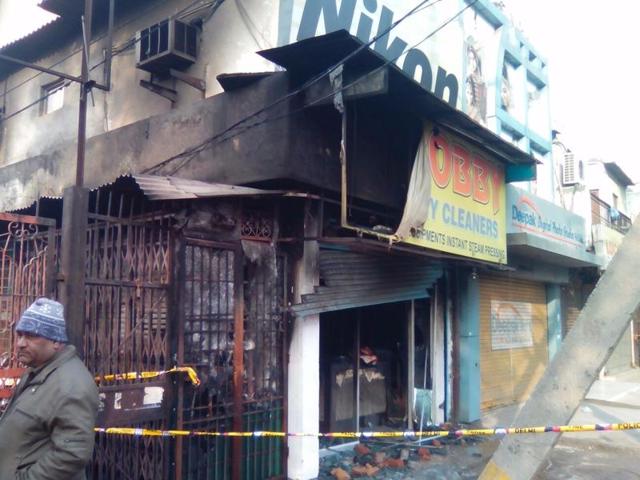 Police suspect the fire, which spread to the first floor of the building, was caused by a short-circuit. (Sonu Mehta/HT) Police suspect the fire, which spread to the first floor of the building, was caused by a short-circuit. (Sonu Mehta/HT)