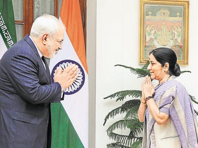 Foreign minister Sushma Swaraj (R) meets Iran's foreign minister Mohammad Javad Zarif ahead of a meeting at the Hyderabad House in New Delhi.(Mohd Zakir/HT Photo)