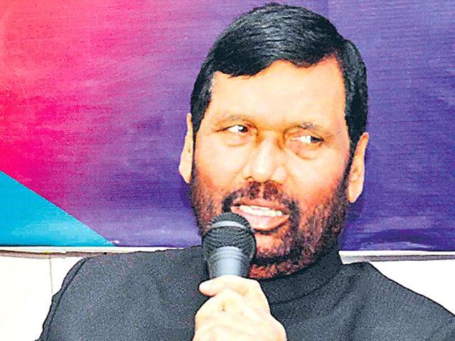 Union minister Ram Vilas Paswan addressing the media in Patna on Monday. (Santosh Kumar/HT photo) Union minister Ram Vilas Paswan addressing the media in Patna on Monday. (Santosh Kumar/HT photo)