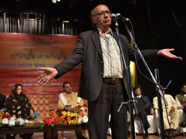 Nida Fazli reciting couplets during a mushaira organised to mark the birth anniversary of Mirza Ghalib at Ravindra Bhavan in Bhopal on December 29, 2015.(Mujeeb Faruqui/ HT file)