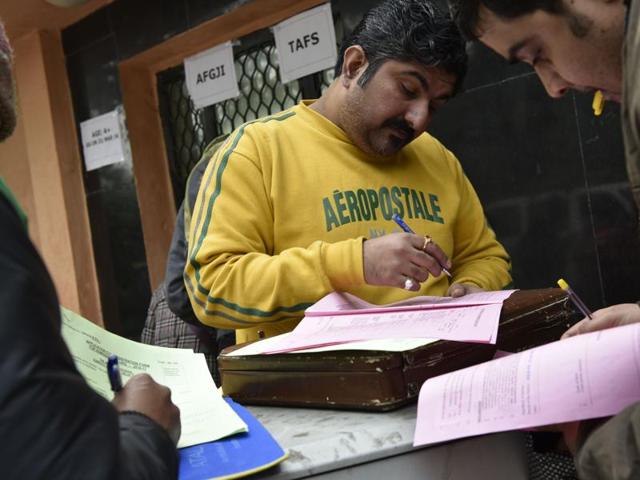 Parents and guardians of children visit a school to submit the nursery admission forms in New Delhi. (Saumya Khandelwal/ HT photo)