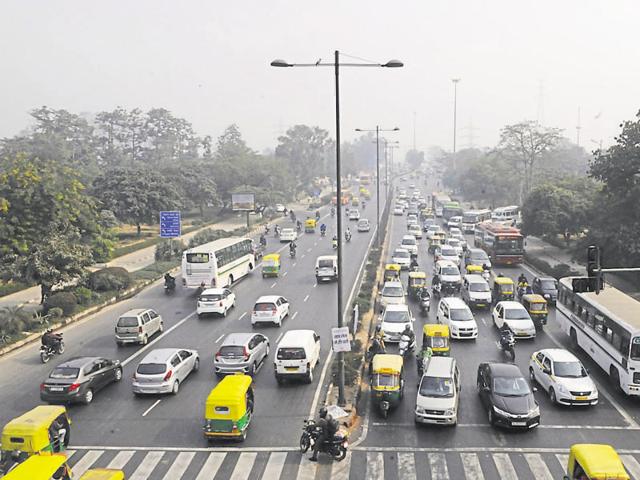 After a 15-day trial of the odd-even restriction on Delhi roads between January 1 and January 15, the Delhi government had claimed massive support from Delhiites and said it would look at reintroducing the restriction. (Sonu Mehta/HT)