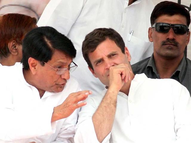RLD chief Ajit Singh (left) makes a point to Congress leader Rahul Gandhi at an election rally in 2014. (HT file photo) RLD chief Ajit Singh (left) makes a point to Congress leader Rahul Gandhi at an election rally in 2014. (HT file photo)