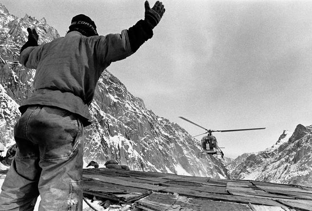 Photo taken on February 22, 1995 shows an Indian Army soldier guides an IAF chopper bringing in supplies and medicines to one of the highest posts in the Siachen Glacier. (Dinesh Krishnan/HT File Photo) Photo taken on February 22, 1995 shows an Indian Army soldier guides an IAF chopper bringing in supplies and medicines to one of the highest posts in the Siachen Glacier. (Dinesh Krishnan/HT File Photo)