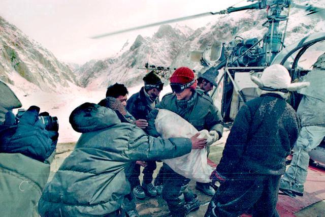 Photo taken on February 22, 1995 shows Indian Army personnel receiving supplies in one of the highest posts in the Siachen glacier. (Dinesh Krishnan/HT File Photo) Photo taken on February 22, 1995 shows Indian Army personnel receiving supplies in one of the highest posts in the Siachen glacier. (Dinesh Krishnan/HT File Photo)