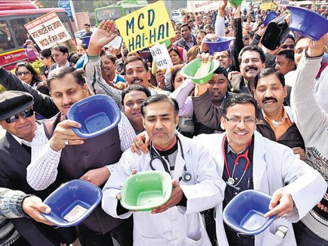 Nearly 2,000 consulting doctors, 5,000 resident doctors and 13,000 nurses from all municipal hospitals took part in the protest. (Arvind Yadav/HT) Nearly 2,000 consulting doctors, 5,000 resident doctors and 13,000 nurses from all municipal hospitals took part in the protest. (Arvind Yadav/HT)