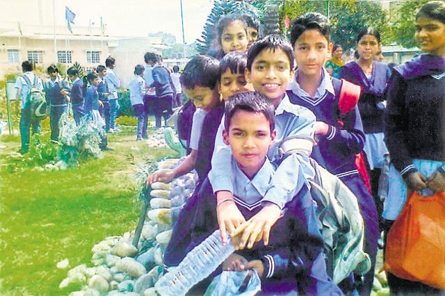 Class 4 students from Gobindpura madrasa on a class trip to an amusement park. (HT Photo) Class 4 students from Gobindpura madrasa on a class trip to an amusement park. (HT Photo)