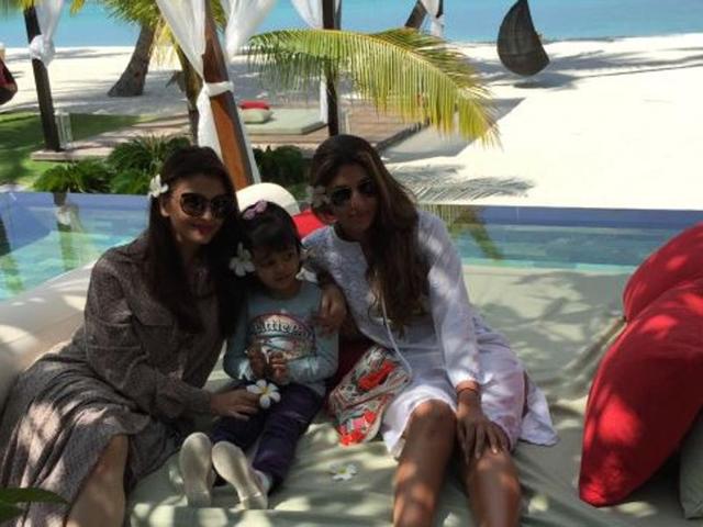 Aishwarya, Shweta Nanda and Aaradhya during a vacation. (Photo: Amitabh Bachchan’s blog) 