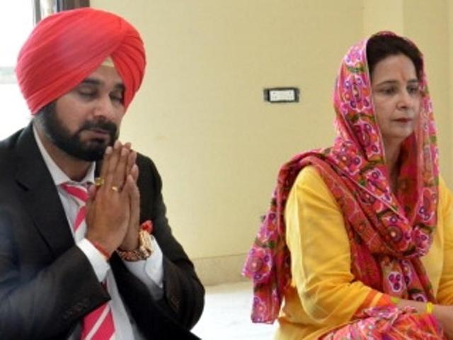 Navjot Singh Sidhu with wife Dr Navjot Kaur Sidhu at their house in Amritsar.(HT File Photo)