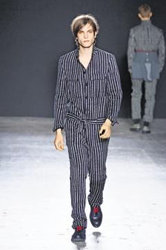 A model walks the runway at the Christian Pellizzari show during Milan Men's Fashion Week Fall/Winter 2016/17 in Milan, Italy. (Getty Images)
